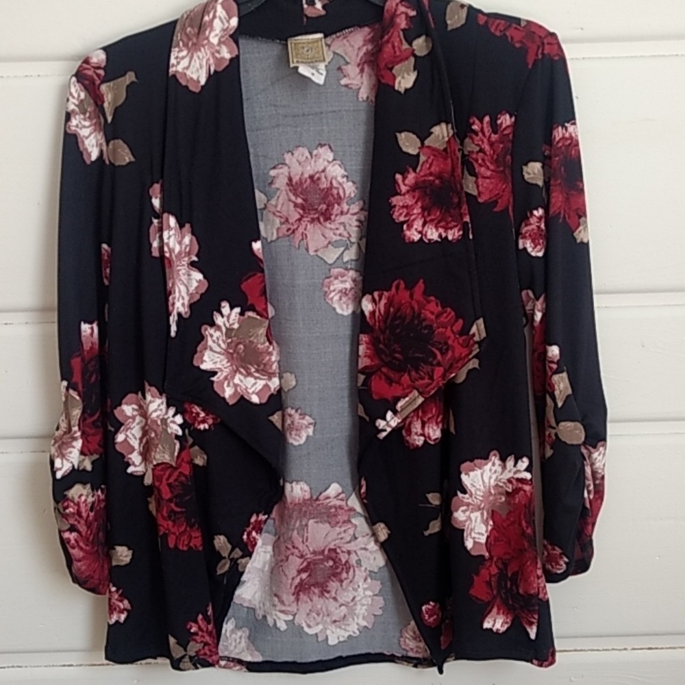 SALE 3/$12⭐Excellent Condition Dressy flower top